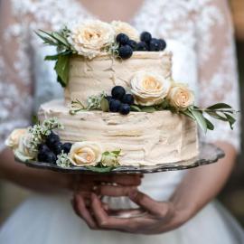 Braut mit Torte